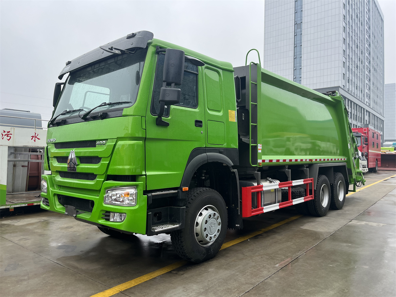 What are the main functions of the compressed garbage truck?